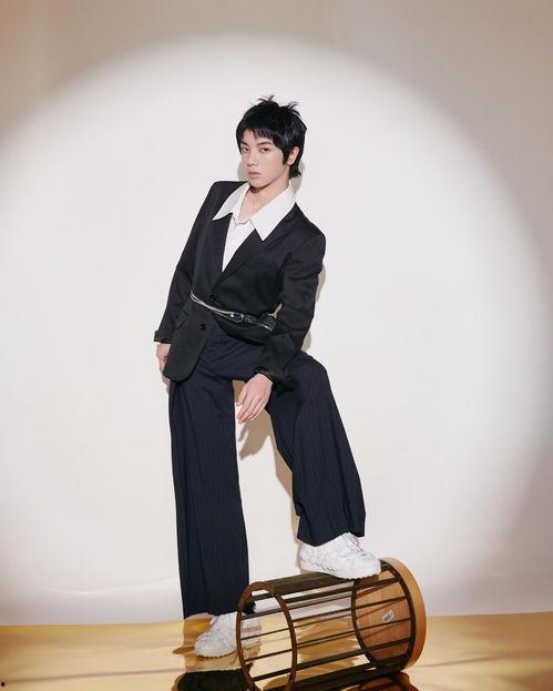 娱乐吃瓜男歌手,揭秘吃瓜男歌手的幕后故事